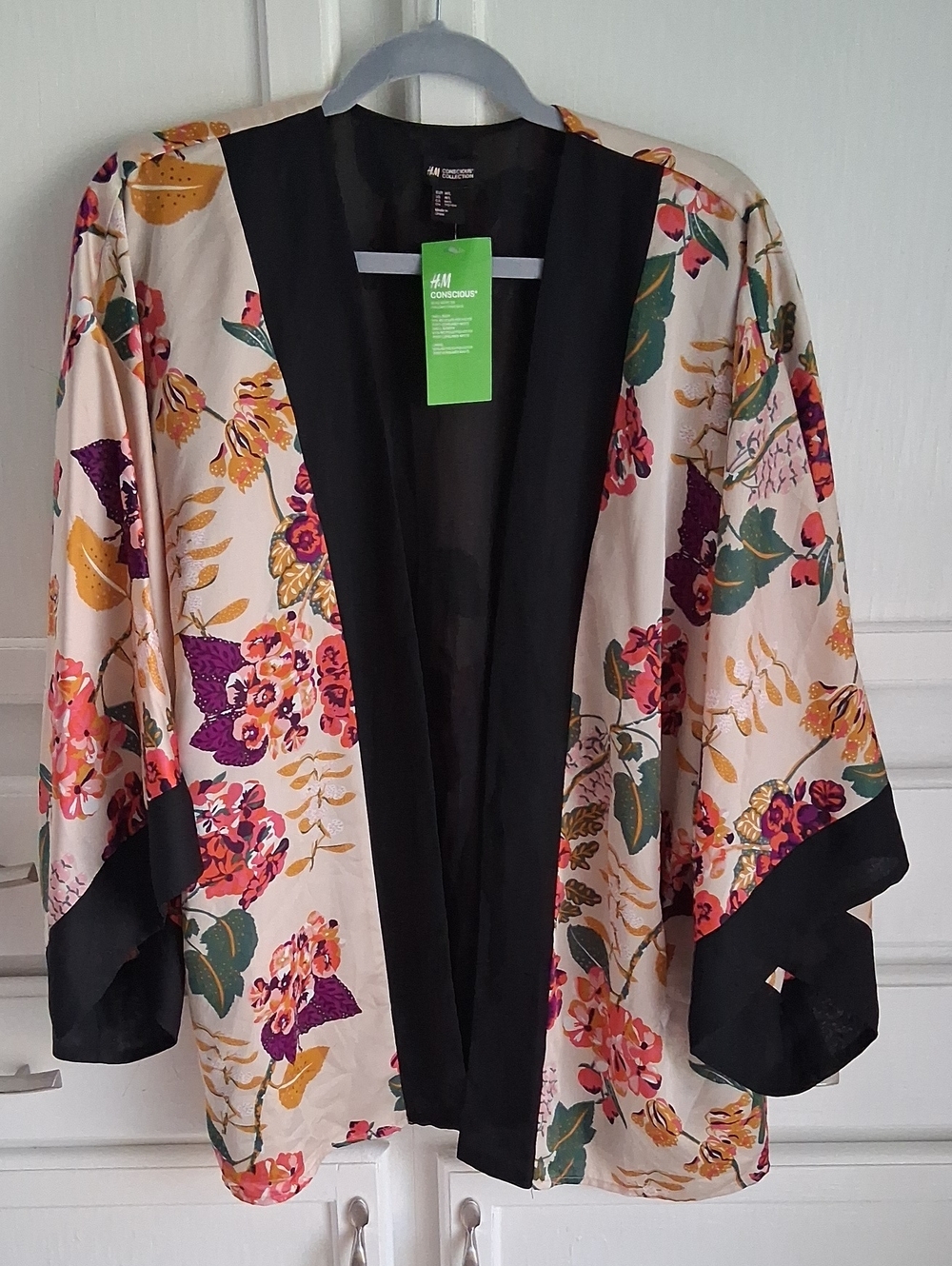 🎉2/$13 H&M Floral Kimono Jacket in Cream with Black Trim